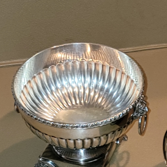 VINTAGE ENGLISH SILVER PLATED TUREEN 6X7" W/ LIONS HEAD HANDLES - Picture 4 of 13